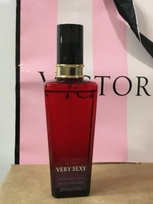 Victoria's Secret Very Sexy mist - En snygg parfymmist från Victoria's Secret i serien Very Sexy. Flaskan är röd med svart och guld detaljer och rymmer 75 ml. Den har en modern, fyrkantig form och är tillverkad i plast. Perfekt för dig som gillar en fräsch och sensuell doft.