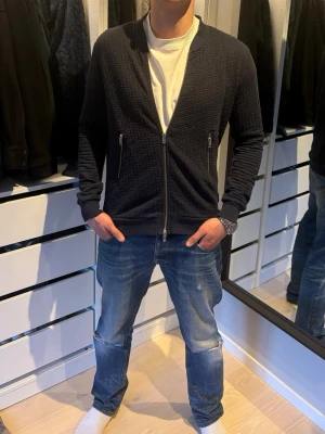 J.Lindeberg kofta - Riktigt snygg mörkblå cardigan från J.Lindeberg. Storleken är M, tveka inte på att höra av dig vid eventuella frågor och funderingar!🫠