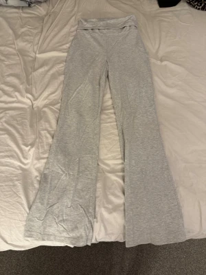 Gråa yogapants  - Gråa yogapants från Cubus i storlek 152 som inte kommer till användning. Sköna och mjuka byxor i fint skick:)