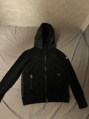 Moncle Cardigan - Säljer nu denna svarta Moncler cardigan i storlek L. Perfekt nu till våren. Bara att höra av er vid frågor🤝
