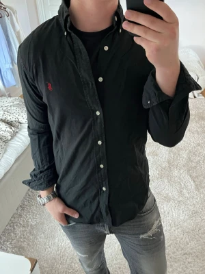 Ralph Lauren skjorta slim fit  - Ralph Lauren skjorta | Skick: 9/10 | Size - M | Nypris 1600kr mitt pris 499kr | Modellen är ca 180cm lång | Hör av dig vid minsta fråga eller fundering📩