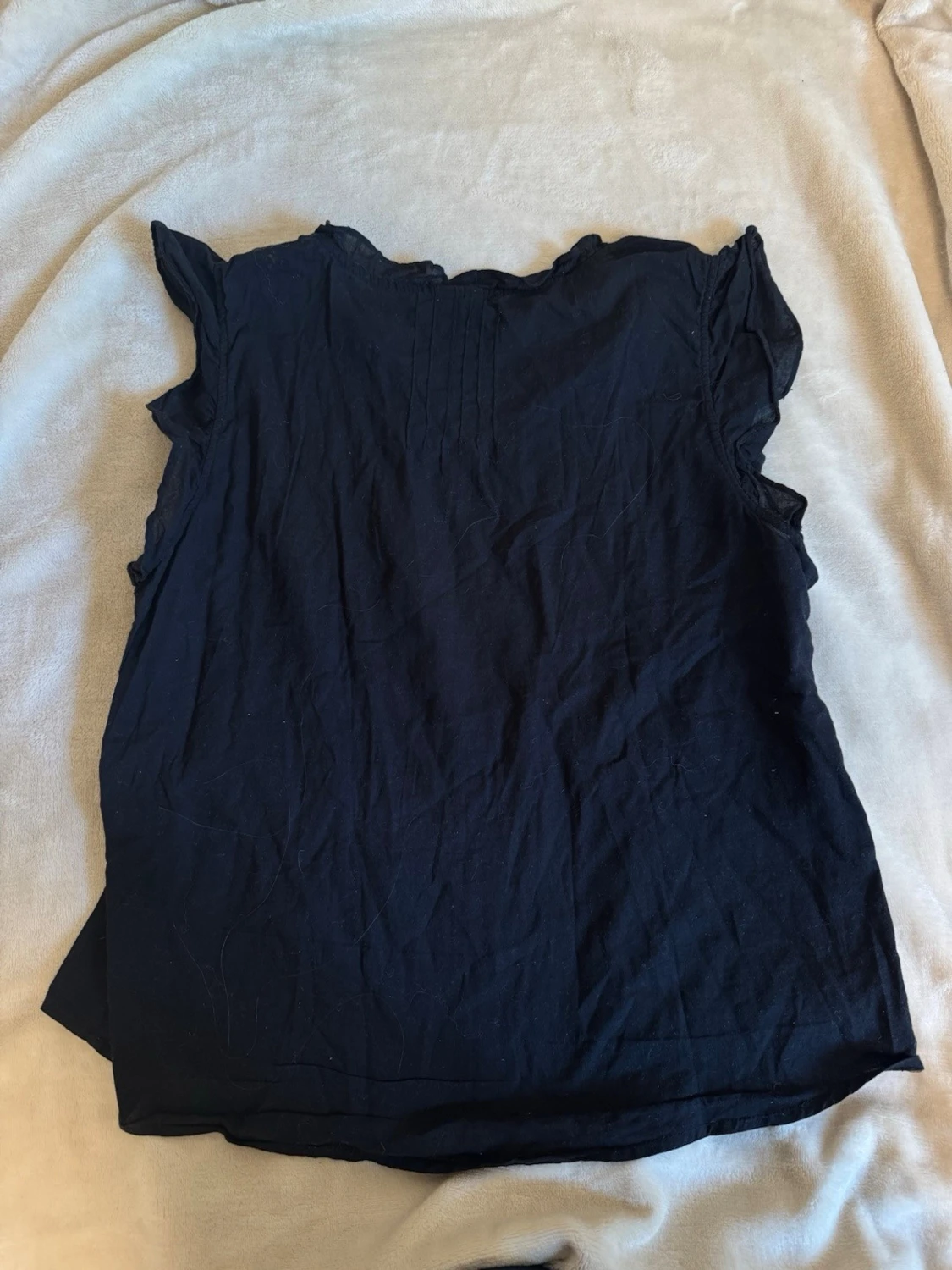 Svart ärmlös blus med volang - 1