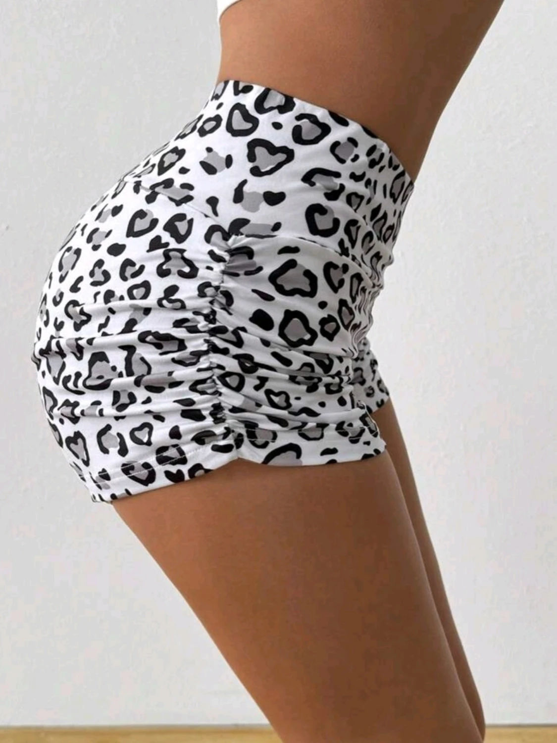 Vita leopardmönstrade shorts - 2