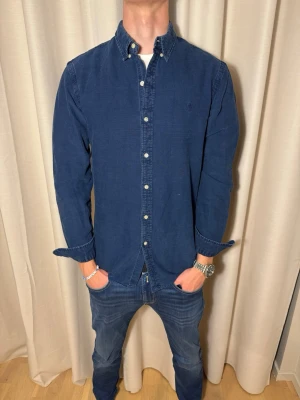 Mörkblå Ralph Lauren skjorta  - Tjena! Nu säljer vi denna stilrena Ralph Lauren skjortan i storlek M för endast 399kr och nypris ligger på 1500kr. Skicket är 9/10 och kan strykas innan leverans. Hör av er. // Studio II Resell💙