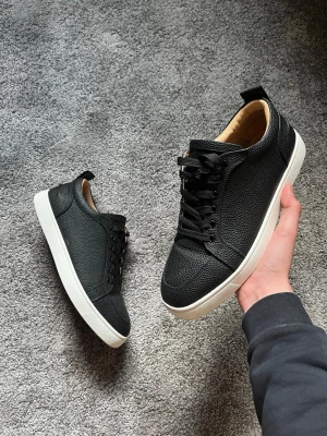 Christian Louboutin skor - Ett par feta och väldigt unika skor ifrån märket Christian Louboutin! Men dessa skor får du med den unika röda sulan! Kom dm för pris mm!