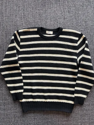 Liberal tröja  - Sjukt fet Liberal stickad tröja i marinblå/vit randig modell – vintage och svår att få tag på idag. Mindre fläck finns men annars fint vintage-skick.  Kan även gå ner lite i pris vid snabb affär. Skickas inom 24h.