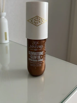 Sol de Janeiro Glowmotions Glow Oil - Glowmotions Glow Oil från Sol de Janeiro i nyansen Copacabana Bronze. Ger huden en skimrande, bronzig finish och doftar av Cheirosa ’62. (Använt en gång)