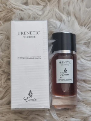 Frenetic Delicieuse parfym från Emir - Frenetic Delicieuse från Emir är en parfym i en stilren glasflaska med svart lock och ljus etikett. Doften kommer i en 80 ml flaska och har en elegant design med mörk bärnstensfärgad vätska. Perfekt för dig som gillar exklusiva och moderna parfymer.