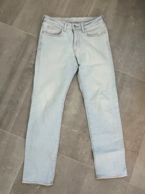 Ljusblå jeans  - Snygg ljusblå jeans från H&M. Lite slitage på vänstra bak fickan, se sista bilden. Storlek 29/32💙