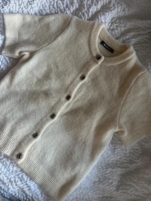 Gina Tricot - Stickad kofta - Gina Tricot  Stickad kofta Vit Stl. S Aldrig använd. Jätte mjukt och skönt material!!