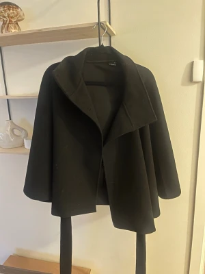 Poncho Gina tricot  - Säljer min poncho då den inte används, använd enstaka gånger. Storlek M/L