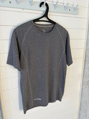 Grå tränings-tshirt   - Säljer en grå tränings-tshirt från lager157. Den är i storlek S och mycket fint skick, dock lite slitet på trycket som visas i bilderna. Även väldigt stor i storleken. Hör gärna av dig om du har någon mer fråga!