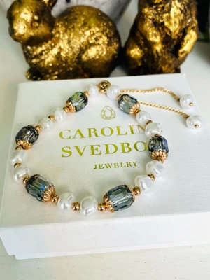 Faux pearl and smokey crystal bracelet  - Faux pearl and smokey crystal bracelet, stainless steel. Nytt och justerbart. Okänt märke.