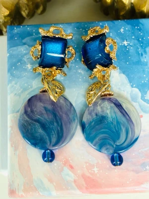 Vintage örhängen i rostfritt stål  - Vackra blå örhängen med glashängen i rostfritt stål, okänt märke. Nya!