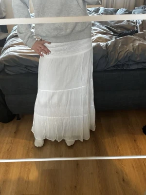 vit maxikjol - superfin kjol som är jätte skön till sommaren 💌