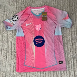 Barcelona T-Shirt ”Lamine Yamal” - Tjena! Säljer nu min Barcelona tröja. Skicket på tröjan är 10/10. Den är stolek S. Priset kan diskuteras👍. Vid fler frågor/bilder är det bara att höra av sig 👍👍obs, lapparna är av