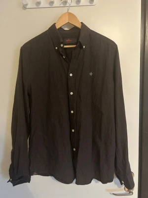 Mörkbrun skjorta från Morris - Klassisk mörkbrun skjorta från Morris. Nypris 1500kr. Använd ett fåtal gånger. Storlek medium.