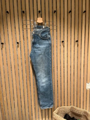 Blå raka jeans från Jack and Jones Clark - Säljer ett par klassiska blå jeans från Jack and Jones modell Clark regular rak passform. . Jeansen har fem fickor och dragkedjor gylf. 