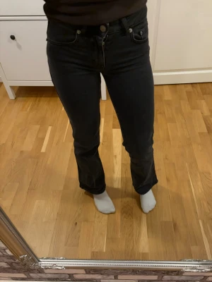 Svarta 90s Bootcut jeans - Svarta 90s Bootcut jeans från Lager 157 i strl xxs 💕 Säljer då de blivit för små och inte kmr till användning. Se mått på bild 4🌟 Skriv vid frågor! Pris kan diskuteras vid snabb affär💫