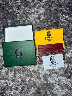 Plånbok  - Snygg vinröd korthållare från hm med klassiskt mönster och vit logga framtill. Tillverkad i exklusivt läder och levereras med originalask, gul putsduk och äkthetskort. Perfekt för dig som vill ha stilren och lyxig accessoar.