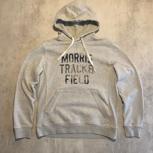 Grå Morris hoodie  - Jag Säljer en fet Morris  hoodie| skicket på tröjan är bra 8/10  | storlek M | ny pris 2000: mitt pris är 599| skriv vid frågor och funderingar  