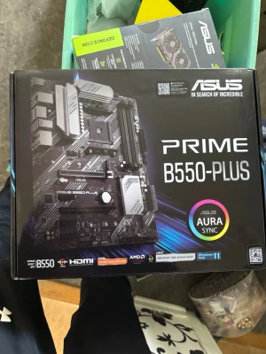 ASUS PRIME B550-PLUS moderkort - ASUS PRIME B550-PLUS är ett svart ATX-moderkort med silverdetaljer, stöd för AMD Ryzen-processorer, PCIe 4.0, DDR4-minne och Aura Sync RGB. Perfekt för gaming och kraftfulla datorbyggen. Har HDMI, M.2 och flera USB-portar.