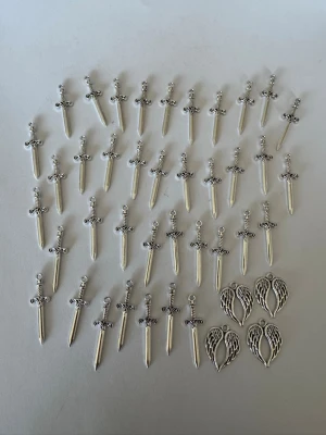 Svärd/änglavingar berlocker (pris avser 4+1st) - Säljer av material som jag använt för att göra smycken. Har 2025 tillverkat och sålt smycken för över 50.000kr så är något folk uppskattar (om man håller låga priser) . Nu har jag dock tappat intresset så säljer av allt jag har. Kolla gärna in andra annonser   I denna annons hittar du berlocker för smyckestillverkning . Kostar 5kr st men vid köp av 4 får man en extra . Blanda gärna med mina andra annonser där det säljs styckvis och gör ett eget paket