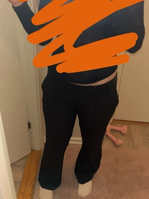 Svarta kostymbyxor med raka ben - Säljer ett par svarta kostymbyxor med raka ben och klassisk passform. Byxorna har diskreta fickor i sidorna och hällor för skärp. Perfekta till en snygg och stilren look. Materialet känns mjukt och följsamt.