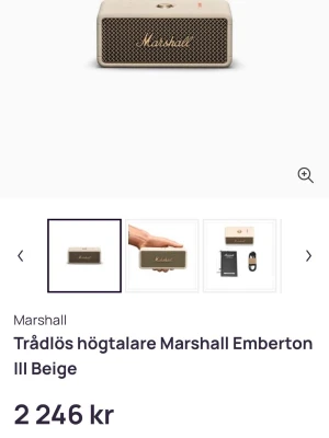 Marshall Emberton III Beige högtalare - NYPRIS: 2.246kr                                                                                                                                                                                                                                                            Marshall Emberton III är en trådlös högtalare i beige med klassisk Marshall-design. Den har ett robust rektangulärt hölje, metallgaller framtill och guldfärgad logotyp. Perfekt för dig som vill ha kraftfullt ljud i ett stilrent forma