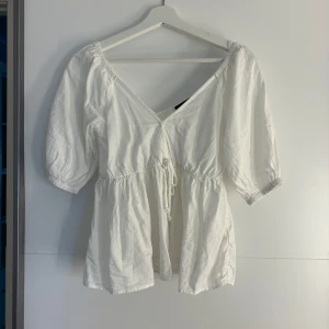 Vit topp - Supersöt vit topp/blus, som ny!💕🌸