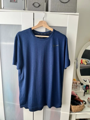 Nike tränings T-shirt dri-fit - Jätte fin träningströja från Nike I mörkblå färg Storlek L I mycket bra skick Skicka meddelande vid några funderingar Kolla gärna även in mina andra annonser