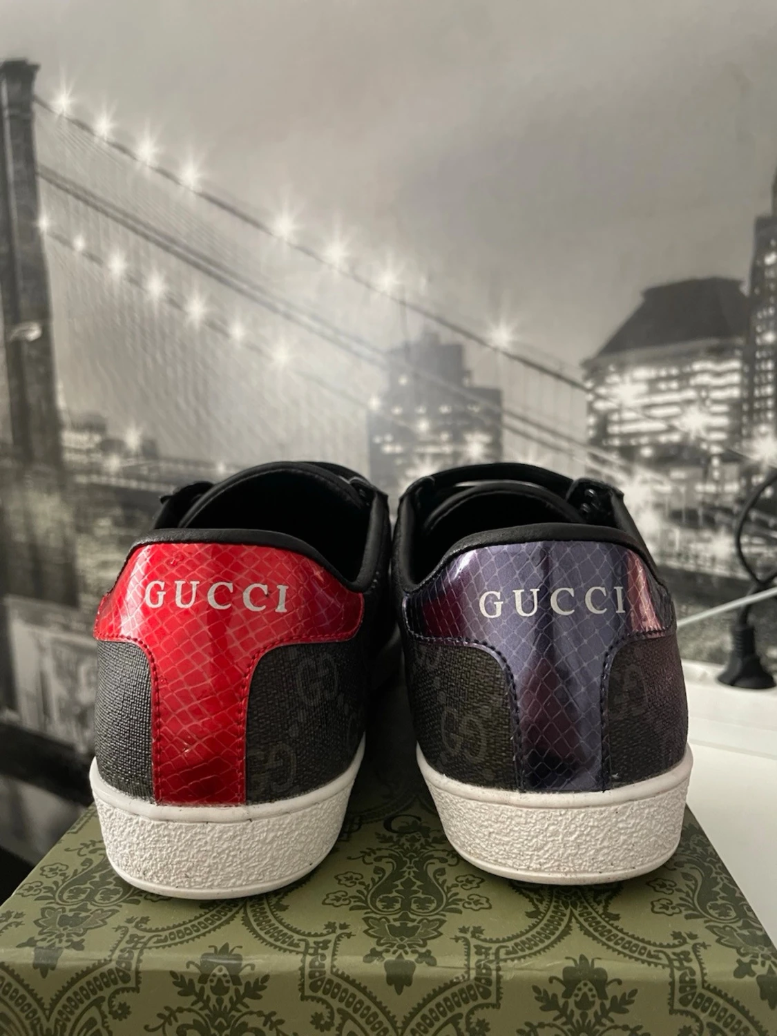 Gucci svarta sneakers med röd/blå detalj - 2