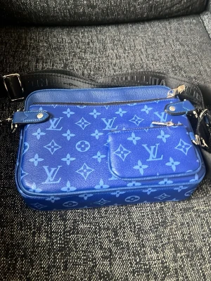 Blå väska - Snygg blå trio Messenger bag vid fler frågor hör av er!