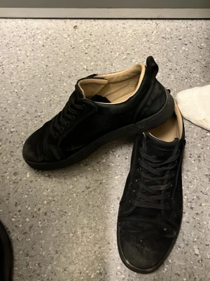 Svarta låga sneakers i skinn - Christian Louboutin svart mocka utan spikar