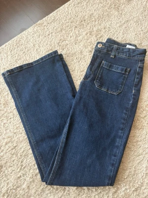 Mörkblå bootcut jeans - Snygga mörkblå bootcut jeans fråm Dobber (MQ) Använda endast 2 gånger, säljer pga lite stora. Storlek: 36