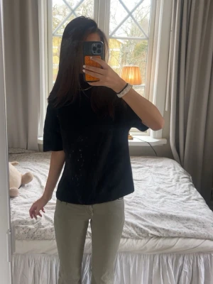 Svart tröja från Gina  - Super fin tröja från Gina andvönd några gånger men inga skador! Säljer då den är för liten för mig som har en ganska lång överdel 