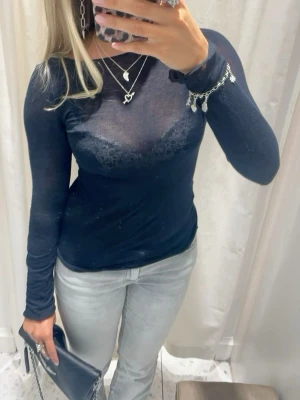 Intimissimi tröja  - Jätte snygg marinblå tröja från intimissmi! Köpte för ca en månad sedan men har inte kommit till användning! Nypris: ca 500kr 