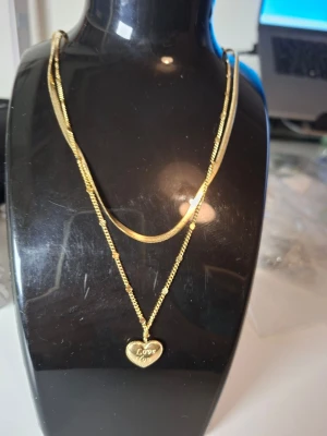 Guldigt dubbelt halsband med hjärthänge - Överge samlingen, utförsäljning till låga priser