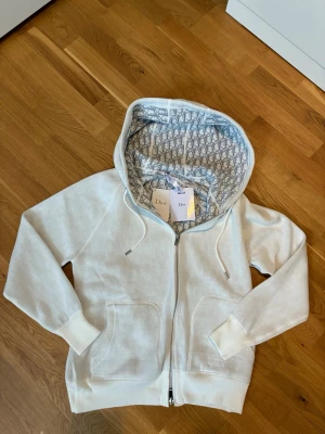 D I O R zip-up-Hoodie Helt Ny!!! - Helt Ny D I O R zip-up-Hoodie som kommer med tagsen. Om ni har några frågor eller undrar något bara att kontakta mig.