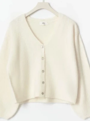 Krämvit kofta från Gina Tricot - Mysig krämvit kofta från Gina Tricot med v-ringning och fem knappar framtill. Koftan har en avslappnad passform, långa ärmar och är stickad i ett mjukt material. Perfekt att slänga över en topp för en chill look.