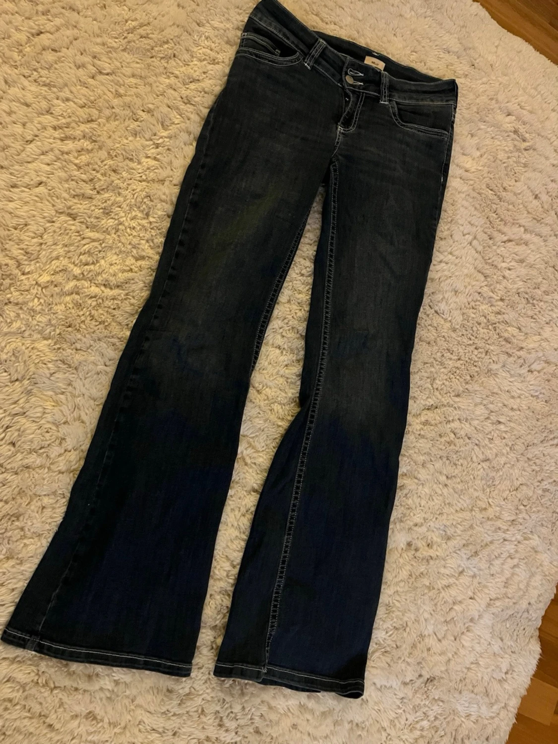 Mörkblå Nelly jeans - Stl 38