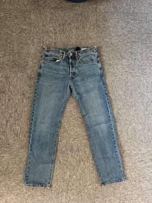 Blåa herrjeans - Ett par blåa herr jeans från hm i storlek 31. I extremt bra skick då det använda ett fåtal gången. Priset kan diskuteras vid snabbt köp. Bara att skriva om innerbenslängden och midjemått önskas.