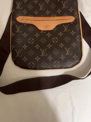 En snygg brun och beige handväska  - En snygg brun och beige handväska som är perfekt för sommarn, passar med ganska mycket och värt priset