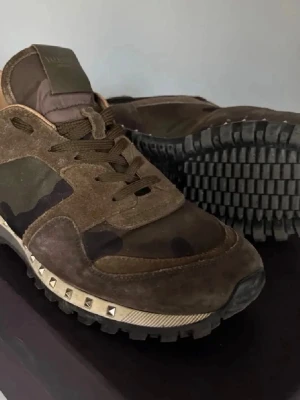 VALENTION ROCKRUNNER  - hej!    Jag säljer mina eftertraktade valention rockrunners.   Alla spikar finns på skorna.    Liten defekt i hälen (som man ser på bilden). Jag kommer att rengöra skorna om det är så att du som köpare vill det!!    Skriv för fler bilder och detaljer osv