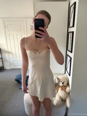 Miniklänning  - Säljer denna gulliga klänning som jag köpte i Spanien på en marknad för några år sedan. Dock har den bara kommit till användning 2 gånger så den är i helt nytt skick. Den är i storlek xs tror jag men är inte helt säker då det inte sitter någon storlekslapp i. Den har tyvärr blivit för kort för mig. Skriv vid frågor! 💕