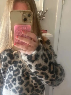Leopardmönstrad stickad tröja - Världens snyggaste leopard tröja ifrån & other stories!! Materialet är stickat blandat med mohair. Vid frågor skriv privat