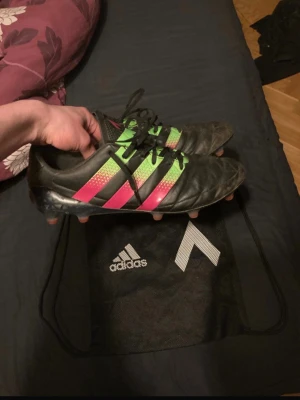 Adidas elite fotbollsskor svart/grön/rosa - elites. Jag kan sänka priset vid snabb affär så kom med prisförslag. Storlek 46 2/3