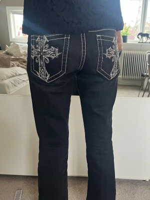  Vintage miss me jeans - Säljer dessa vintage miss me jeansen med broderade kors på fickorna. De är i fint skick men lite stora på mig. Bra längd, jag är 175 cm.💕Storlek 30w 34h