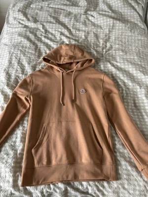 Moncler Hoodie - Moncler hoodie. Aldrig använd. Storlek M. Fraktar och möts upp.