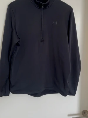 Under Armour Quarter Zip Fleece  - Lite tjockare Quarter Zip Fleece Från Under Armour. Storlek S